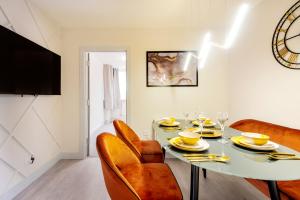 comedor con mesa blanca y sillas en Lovely 4 bedroom flat in Wandsworth- London, en Londres