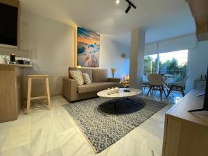 sala de estar con sofá y mesa en Nomad Stays Milos y Bali, en Marbella