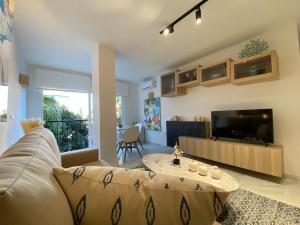 sala de estar con sofá y mesa en Nomad Stays Milos y Bali, en Marbella