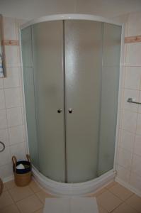uma cabina de duche em vidro na casa de banho em Ubytování U Vítů 