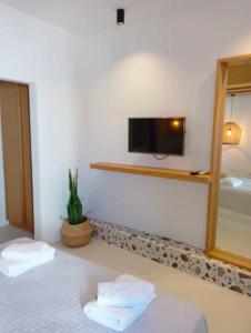 Letto o letti in una camera di Anemousa Hotel