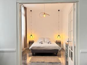 1 dormitorio con 1 cama con 2 almohadas en Élégant*Epoxy*Design&Décor en Domfront