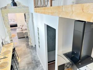 sala de estar con chimenea y TV en Élégant*Epoxy*Design&Décor en Domfront