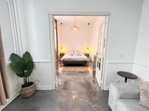 sala de estar con cama en el pasillo en Élégant*Epoxy*Design&Décor en Domfront