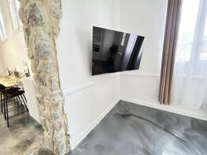 TV a/nebo společenská místnost v ubytování Élégant*Epoxy*Design&Décor