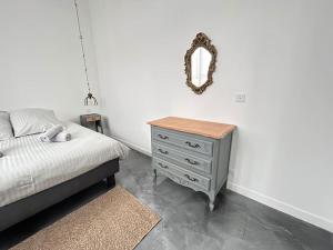 Postel nebo postele na pokoji v ubytování Élégant*Epoxy*Design&Décor