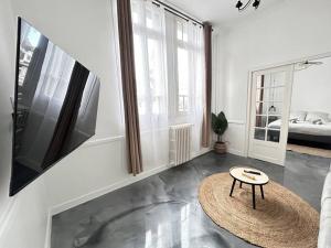 TV a/nebo společenská místnost v ubytování Élégant*Epoxy*Design&Décor