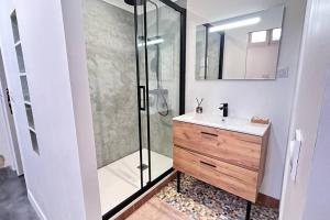 Koupelna v ubytování Élégant*Epoxy*Design&Décor