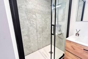 Koupelna v ubytování Élégant*Epoxy*Design&Décor