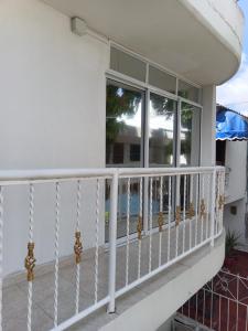 een balkon met een witte leuning en een raam bij Alojamiento cómodo en una ubicación maravillosa! in Cartagena