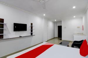A television and/or entertainment centre at OYO Flagship Blue Beach Cottage