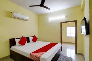 A bed or beds in a room at OYO Flagship Blue Beach Cottage