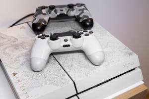 zwei Videospiel-Controller, die auf einer Box sitzen in der Unterkunft Ski&Bike Apartmán Blue in Janské Lázně