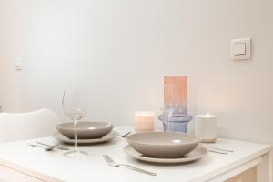 ein Tisch mit zwei Tellern und zwei Gläsern und Kerzen in der Unterkunft Ski&Bike Apartmán Blue in Janské Lázně