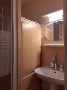 Un baño de Studio Alpheratz Forest - 1 à 3 pers - WIFI, balcon, vue piste et glacier Muzelle, calme, proche commerces et pistes- TSC Super Venosc à 80m