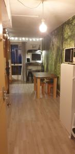 Cuisine ou kitchenette dans l'établissement Studio Alpheratz Forest - 1 à 3 pers - WIFI, balcon, vue piste et glacier Muzelle, calme, proche commerces et pistes- TSC Super Venosc à 80m