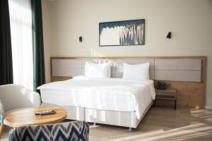 Кровать или кровати в номере Hotel Marwa Tashkent Pool&Spa
