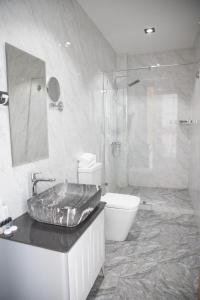 Ванная комната в Hotel Marwa Tashkent Pool&Spa