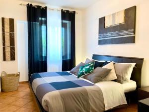 - une chambre avec un lit et des oreillers dans l'établissement LT-Host 19, à Pocapaglia