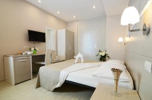 een hotelkamer met een bed en een bureau bij Le Quattro Piazze in Sorrento