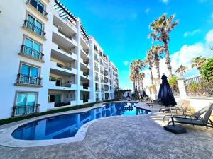 Bazén v ubytování Wonderful 2 br Apt a few of minutes to the Beach nebo v jeho okolí