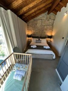 - une chambre avec un lit et un escalier dans l'établissement Casa Da Eira, 