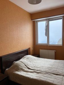 Ένα ή περισσότερα κρεβάτια σε δωμάτιο στο Amazing flat in Gudauri, 5 minutes walk to slopes!