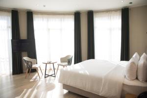 Кровать или кровати в номере Hotel Marwa Tashkent Pool&Spa