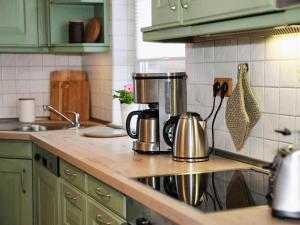 un bancone della cucina con 2 caffettiere e padelle di Ferienwohnung, Wittenburg a Wittenburg