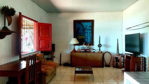 sala de estar con sofá y TV en Casa em Soure Ilha de Marajó., en Soure