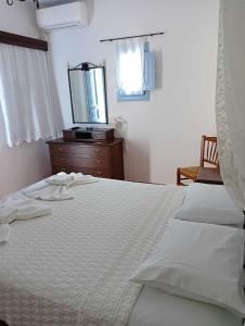 Letto o letti in una camera di Anemousa Hotel