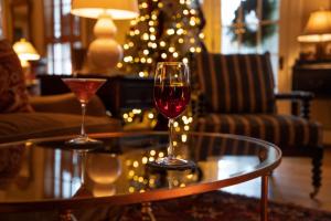 un bicchiere di vino su un tavolo in soggiorno di The Dorset Inn a Dorset