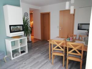 ein Esszimmer und ein Wohnzimmer mit einem Tisch und Stühlen in der Unterkunft Ferienwohnung Familie Leupold in Kurort Oberwiesenthal