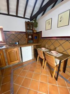 cocina con mesa y sillas en una habitación en Casita Gazul, en Alcalá de los Gazules