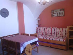 BramansにあるLocation Vanoiseのベッドとテーブルが備わる部屋