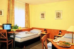 ein Zimmer mit zwei Betten und einem Schreibtisch mit Computer in der Unterkunft Hotel Alte Post in Calw + 4 Fotos