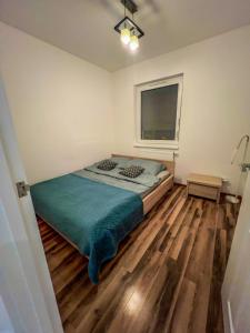 Schlafzimmer mit einem Bett und einem Fenster in der Unterkunft Modern Apartment in Września