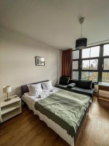 Una cama o camas en una habitación de Apartment by Park Biznesowy