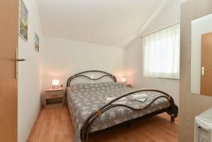 Postel nebo postele na pokoji v ubytování Apartment Mladen 1860