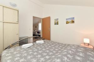 Postel nebo postele na pokoji v ubytování Apartment Mladen 1860