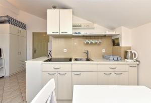 Kuchyň nebo kuchyňský kout v ubytování Apartment Mladen 1860