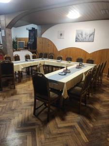 une grande salle à manger avec une grande table et des chaises dans l'établissement Hotel Slávie, à Trhová Kamenice