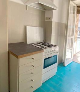 uma cozinha com um fogão e uma bancada em Monteverde relax house em Roma
