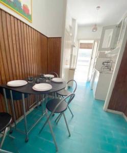 um quarto com uma mesa e cadeiras e um frigorífico em Monteverde relax house em Roma