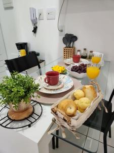 a kitchen counter with a table with food on it at Aconchegante apart no Park Sul in Brasilia