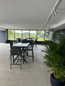 un groupe de tables et de chaises dans un bâtiment vide dans l'établissement Flat in umhlanga, à Durban