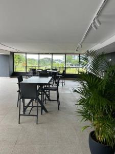 un grupo de mesas y sillas en un edificio vacío en Flat in umhlanga, en Durban