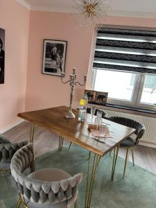 a dining room with a table and chairs and a window at Villa Maxima mit Terrasse, Klimaanlage und Sauna in Bad Wildungen
