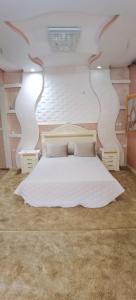 um quarto com uma grande cama branca num quarto em Riad Khadija: Relax & Explore em Taroudant