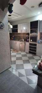 uma grande cozinha com piso em xadrez em Riad Khadija: Relax & Explore em Taroudant